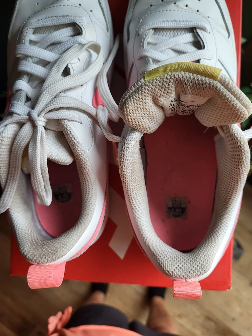 Nike White Kids Low-Top Sneakers with Pink Swoosh